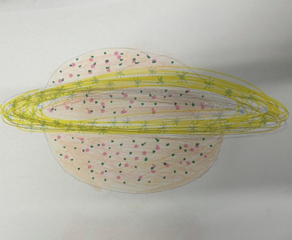 Dessin réalisé lors de l'atelier : Une planète constellée de points multicolores, et encerclée d'un anneau.
