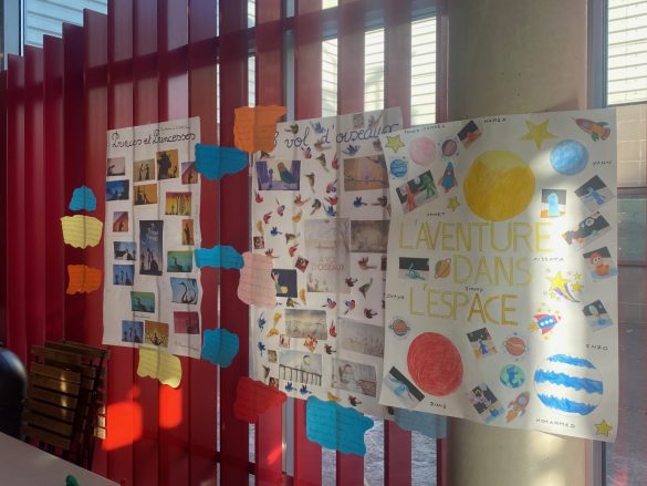 Photo de l'exposition présentant les affiches créées par les élèves du collège Janusz Korczak.